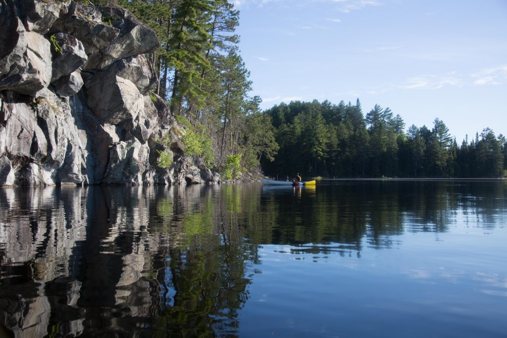 Personne en canot près d'une falaise sur le lac Kipawa.